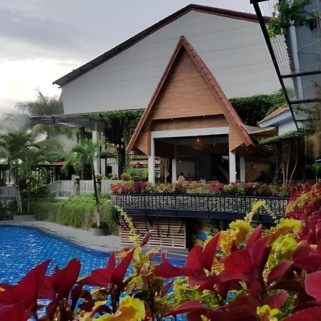 Bukit Daun Hotel And Resort Kediri  Esterno foto